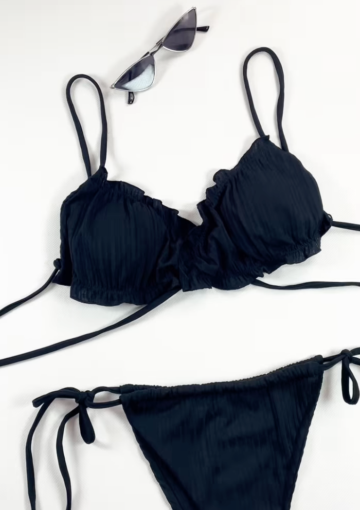 L’incontournable bikini noir 🖤