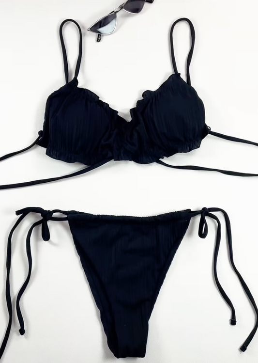 L’incontournable bikini noir 🖤